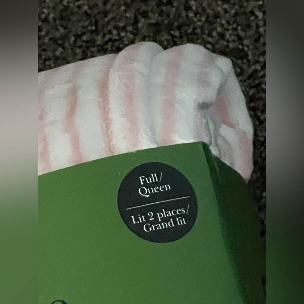 Kate Spade New York ♠️ Pink and White Strips with ❤️ Plush Full /Queen Blanket - Picture 5 of 5